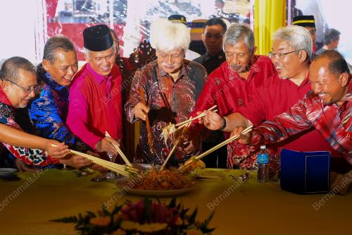 TUANKU MUHRIZ TUANKU MUNAWIR