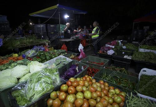OPERASI JUAL BELI DI PASAR BESAR SEREMBAN PADA WAKTU MALAM