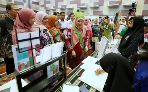 FADHLINA SIDEK