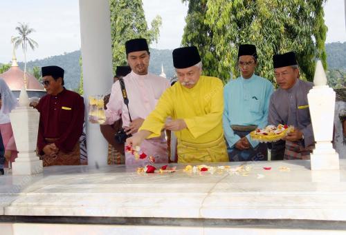 TUANKU MUHRIZ