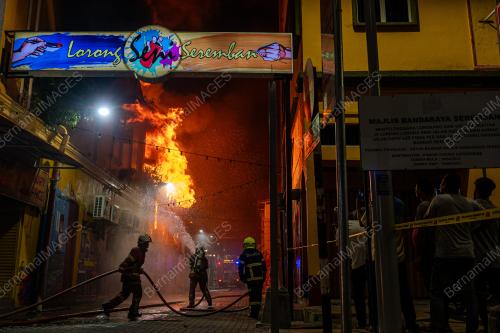KEDAI BUKU DUA TINGKAT TERBAKAR