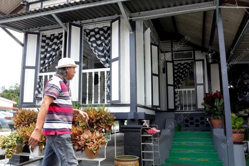 RUMAH PUTIH MAKAN BERJAMBAR