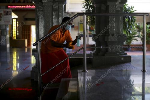 PEMATUHAN SOP PERINTAH KAWALAN PERGERAKAN DI KUIL