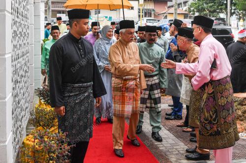 TUANKU MUHRIZ TUANKU MUNAWIR