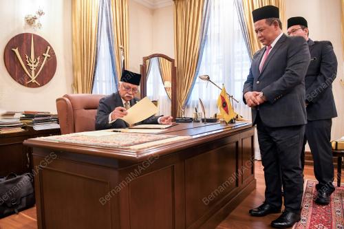 TUANKU MUHRIZ TUANKU MUNAWIR