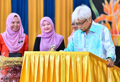 TUANKU MUHRIZ TUANKU MUNAWIR