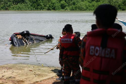 KERETA TERGELONGSOR KE DALAM SUNGAI