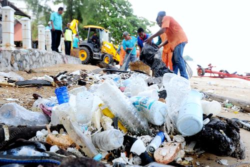 NS06_05062012_PANTAI_SAMPAH