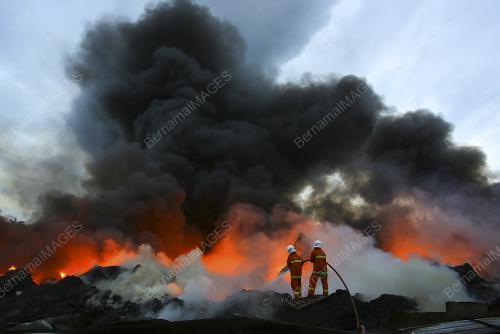 KILANG BARANGAN PLASTIK TERBAKAR DI RANTAU