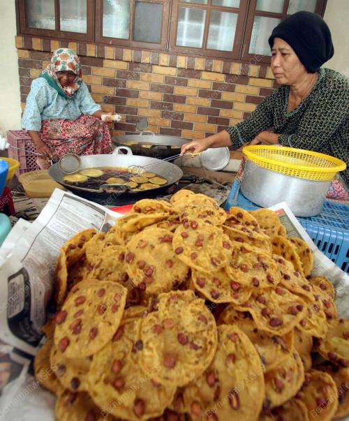 KUIH REMPEYEK