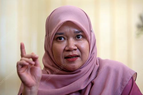 FADHLINA SIDEK