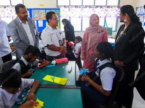 FADHLINA SIDEK