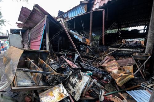 SEMBILAN GERAI MAKANAN DI TELUK KEMANG TERBAKAR