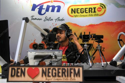 HARI RADIO SEDUNIA
