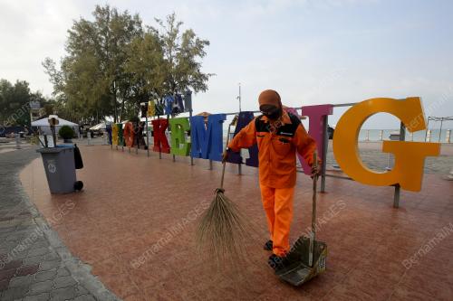 SEKTOR PERNIAGAAN DI PANTAI PERANGINAN PORT DICKSON