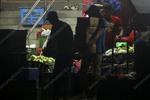 OPERASI JUAL BELI DI PASAR BESAR SEREMBAN PADA WAKTU MALAM