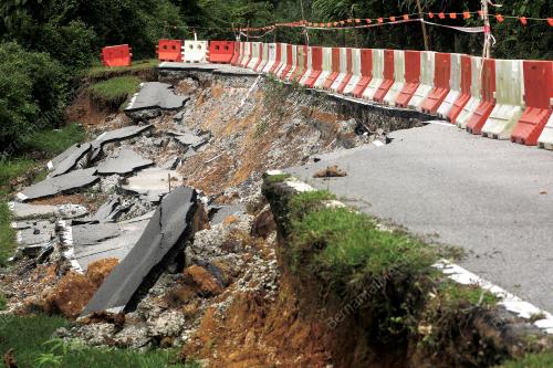 TANAH RUNTUH DI JALAN FELDA KEPIS