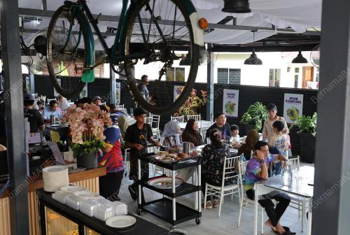 RUMAH PUTIH MAKAN BERJAMBAR