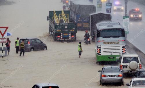 NS06_26122014_BANJIR_KILAT