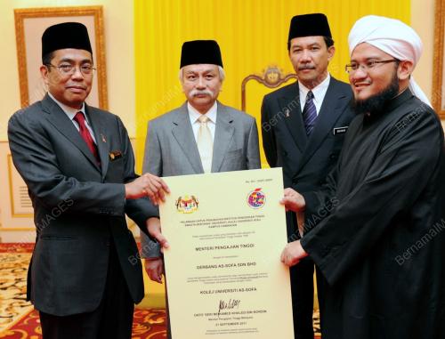 TUANKU MUHRIZ IBNI ALMARHUM TUANKU MUNAWIR