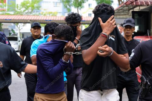 EMPAT LELAKI DIDAKWA ROGOL KANAK-KANAK