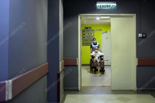 VAKSIN COVID-19 WARGA EMAS