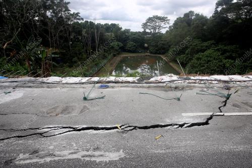 CERUN RUNTUH DAN REKAHAN JALAN RAYA