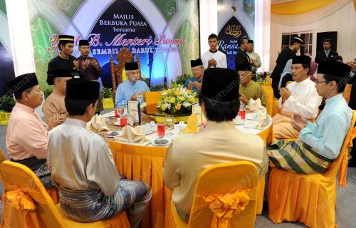 TUANKU MUHRIZ TUANKU MUNAWIR