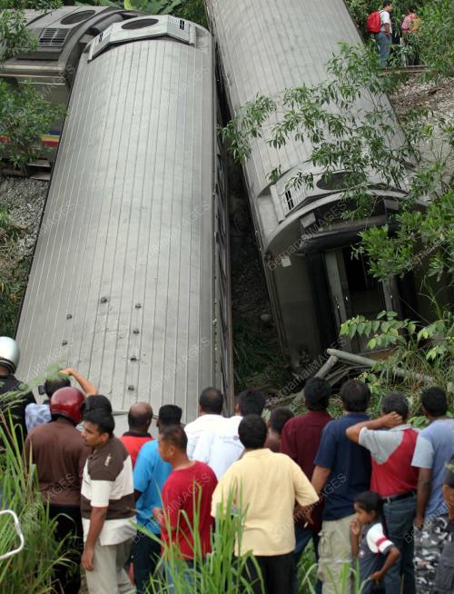 KERETA API TERGELINCIR