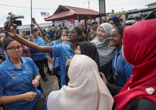 FADHLINA SIDEK