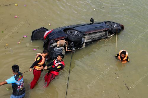 KERETA TERGELONGSOR KE DALAM SUNGAI