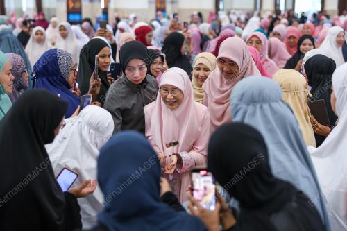 DATUK SERI DR WAN AZIZAH WAN ISMAIL