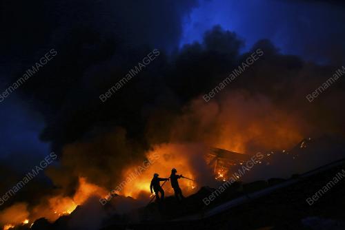 KILANG BARANGAN PLASTIK TERBAKAR DI RANTAU