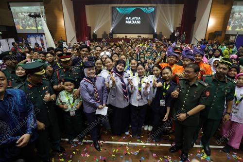 FADHLINA SIDEK