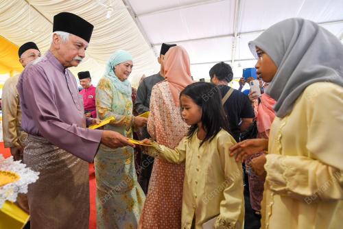 TUANKU MUHRIZ TUANKU MUNAWIR