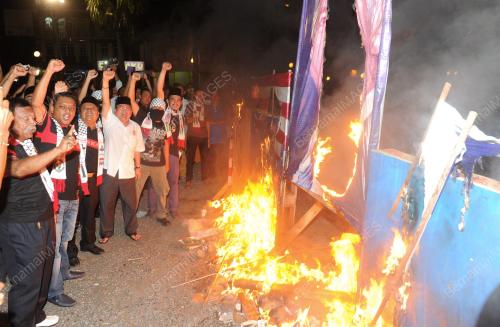 NS07_10082014_BAKAR_BENDERA