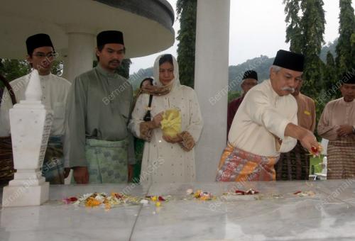TUANKU MUHRIZ