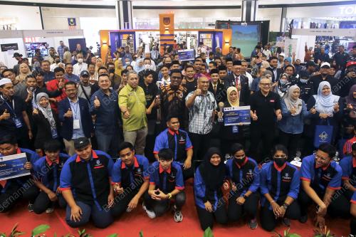 DATUK SERI AHMAD FAIZAL AZUMU