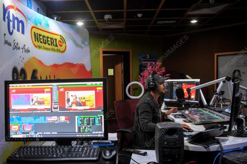 HARI RADIO SEDUNIA