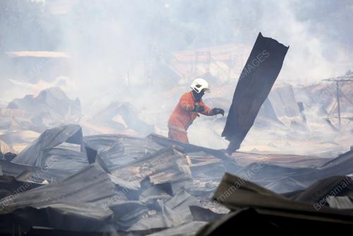 RUMAH KONGSI PEKERJA KONTRAK BINAAN MUSNAH TERBAKAR