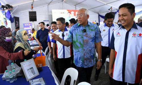 DATUK SERI MAHDZIR KHALID