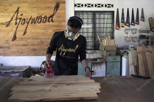 KARYA POTRET HASIL DARI TEKNIK SENI BAKAR SEMBURAN