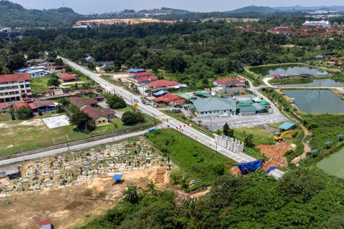 JALAN RUNTUH DI JALAN KAYU ARA - GADONG