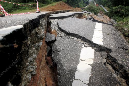 TANAH RUNTUH DI JALAN FELDA KEPIS