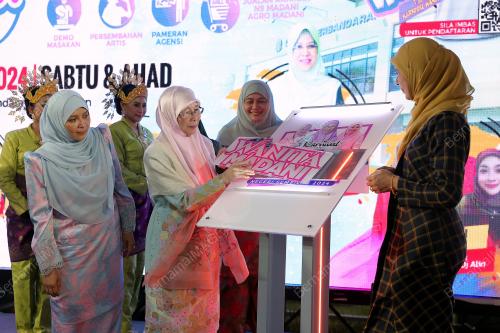 DATUK SERI DR WAN AZIZAH WAN ISMAIL