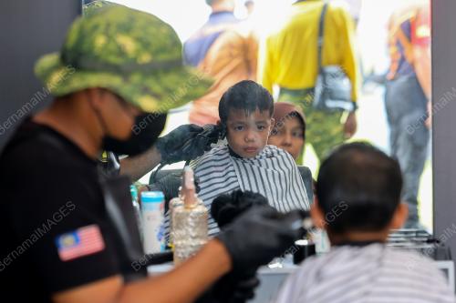 PERKHIDMATAN GUNTING RAMBUT PERCUMA RELA