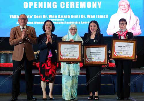 DATUK SERI DR WAN AZIZAH WAN ISMAIL