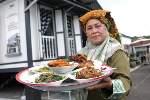RUMAH PUTIH MAKAN BERJAMBAR