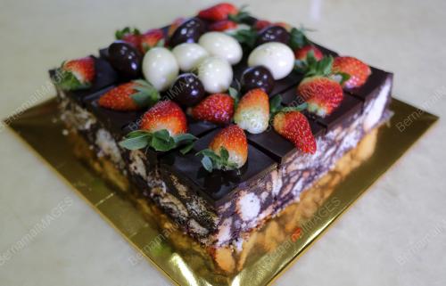 TANAMAN STRAWBERI DI RUMAH