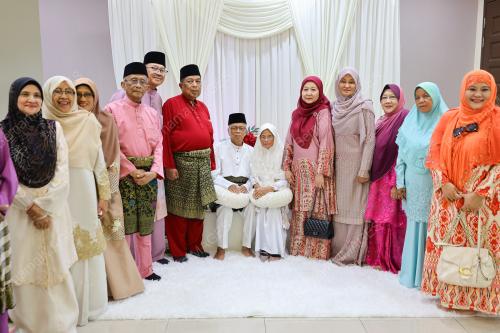 LEBIH LIMA DEKAD CINTA PANDANG PERTAMA